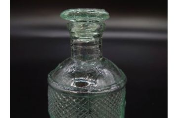 昭和初期　プレスガラス　エンボス入り　緑色　エレガントな雰囲気の醤油差し4点セット(薬瓶、醤油瓶、しょうゆ差し、桜、ソース、ガラス、硝子、和ガラス)(R-082806)