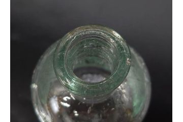 昭和初期　プレスガラス　エンボス入り　緑色　エレガントな雰囲気の醤油差し4点セット(薬瓶、醤油瓶、しょうゆ差し、桜、ソース、ガラス、硝子、和ガラス)(R-082806)