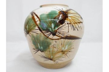 武田敏男　益子焼　松文　高さ 約24cm　匠の美技を感じる花瓶(花生、花入、花器、裏印、共箱付)(R-082817)