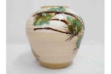 武田敏男　益子焼　松文　高さ 約24cm　匠の美技を感じる花瓶(花生、花入、花器、裏印、共箱付)(R-082817)