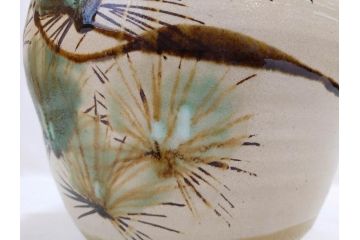 武田敏男　益子焼　松文　高さ 約24cm　匠の美技を感じる花瓶(花生、花入、花器、裏印、共箱付)(R-082817)