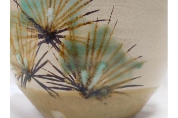 武田敏男　益子焼　松文　高さ 約24cm　匠の美技を感じる花瓶(花生、花入、花器、裏印、共箱付)(R-082817)