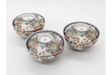 上手物　江戸期　古伊万里　色絵　約12cm　3.7寸　華やかな雰囲気溢れる蓋付き茶碗3客セット(松竹梅、金彩、風景、花、器、どんぶり、蓋茶碗、和食器、三寸七分)(R-082822)