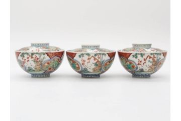 上手物　江戸期　古伊万里　色絵　約12cm　3.7寸　華やかな雰囲気溢れる蓋付き茶碗3客セット(松竹梅、金彩、風景、花、器、どんぶり、蓋茶碗、和食器、三寸七分)(R-082822)