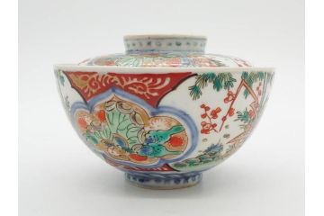 上手物　江戸期　古伊万里　色絵　約12cm　3.7寸　華やかな雰囲気溢れる蓋付き茶碗3客セット(松竹梅、金彩、風景、花、器、どんぶり、蓋茶碗、和食器、三寸七分)(R-082822)