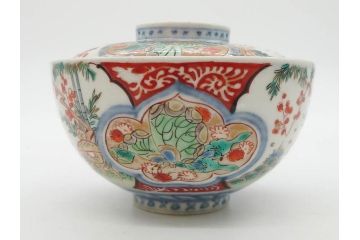 上手物　江戸期　古伊万里　色絵　約12cm　3.7寸　華やかな雰囲気溢れる蓋付き茶碗3客セット(松竹梅、金彩、風景、花、器、どんぶり、蓋茶碗、和食器、三寸七分)(R-082822)