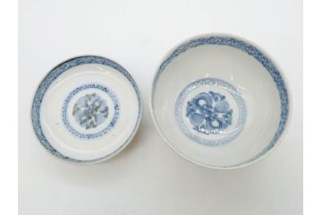 上手物　江戸期　古伊万里　色絵　約12cm　3.7寸　華やかな雰囲気溢れる蓋付き茶碗3客セット(松竹梅、金彩、風景、花、器、どんぶり、蓋茶碗、和食器、三寸七分)(R-082822)