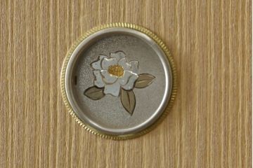 中古　美品　光彦刻　品のある金具が魅力的な加茂総桐箪笥(総桐たんす、四方丸、大丸、衣装箪笥、収納箪笥、和タンス、引き出し、上下バラ売り可能)(R-082826)