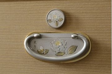 中古　美品　光彦刻　品のある金具が魅力的な加茂総桐箪笥(総桐たんす、四方丸、大丸、衣装箪笥、収納箪笥、和タンス、引き出し、上下バラ売り可能)(R-082826)