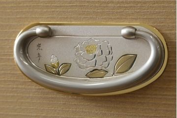 中古　美品　光彦刻　品のある金具が魅力的な加茂総桐箪笥(総桐たんす、四方丸、大丸、衣装箪笥、収納箪笥、和タンス、引き出し、上下バラ売り可能)(R-082826)