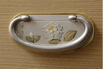 中古　美品　光彦刻　品のある金具が魅力的な加茂総桐箪笥(総桐たんす、四方丸、大丸、衣装箪笥、収納箪笥、和タンス、引き出し、上下バラ売り可能)(R-082826)