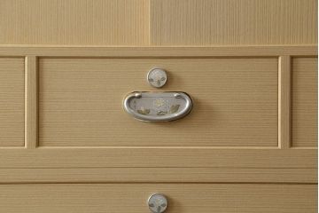 中古　美品　光彦刻　品のある金具が魅力的な加茂総桐箪笥・上段(総桐たんす、四方丸、大丸、収納箪笥、和タンス、収納棚、戸棚、ローボード、テレビ台、テレビボード)(R-082827)