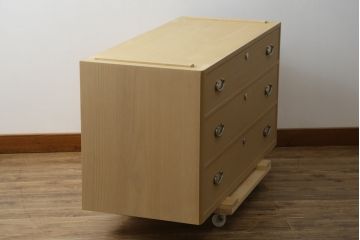 中古　美品　光彦刻　品のある金具が魅力的な加茂総桐箪笥・中段(総桐たんす、四方丸、大丸、収納箪笥、和タンス、引き出し、ローボード、ローチェスト、テレビ台、テレビボード)(R-082828)