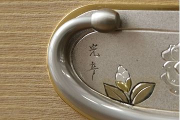 中古　美品　光彦刻　品のある金具が魅力的な加茂総桐箪笥・中段(総桐たんす、四方丸、大丸、収納箪笥、和タンス、引き出し、ローボード、ローチェスト、テレビ台、テレビボード)(R-082828)