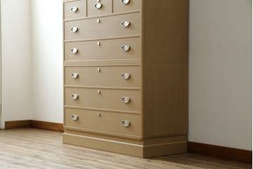 中古　美品　光彦刻　淡い色合いの品のある金具が魅力的な加茂総桐箪笥(総桐たんす、四方丸、大丸、衣装箪笥、収納箪笥、和タンス、引き出し、上下バラ売り可能)(定価約200万円)(R-082830)