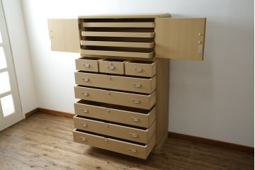 中古　美品　光彦刻　淡い色合いの品のある金具が魅力的な加茂総桐箪笥(総桐たんす、四方丸、大丸、衣装箪笥、収納箪笥、和タンス、引き出し、上下バラ売り可能)(定価約200万円)(R-082830)