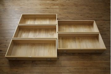 中古　美品　光彦刻　淡い色合いの品のある金具が魅力的な加茂総桐箪笥(総桐たんす、四方丸、大丸、衣装箪笥、収納箪笥、和タンス、引き出し、上下バラ売り可能)(定価約200万円)(R-082830)