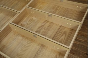 中古　美品　光彦刻　淡い色合いの品のある金具が魅力的な加茂総桐箪笥(総桐たんす、四方丸、大丸、衣装箪笥、収納箪笥、和タンス、引き出し、上下バラ売り可能)(定価約200万円)(R-082830)