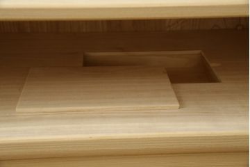 中古　美品　光彦刻　淡い色合いの品のある金具が魅力的な加茂総桐箪笥(総桐たんす、四方丸、大丸、衣装箪笥、収納箪笥、和タンス、引き出し、上下バラ売り可能)(定価約200万円)(R-082830)