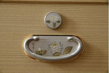 中古　美品　光彦刻　淡い色合いの品のある金具が魅力的な加茂総桐箪笥(総桐たんす、四方丸、大丸、衣装箪笥、収納箪笥、和タンス、引き出し、上下バラ売り可能)(定価約200万円)(R-082830)