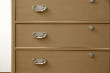 中古　美品　光彦刻　淡い色合いの品のある金具が魅力的な加茂総桐箪笥(総桐たんす、四方丸、大丸、衣装箪笥、収納箪笥、和タンス、引き出し、上下バラ売り可能)(定価約200万円)(R-082830)