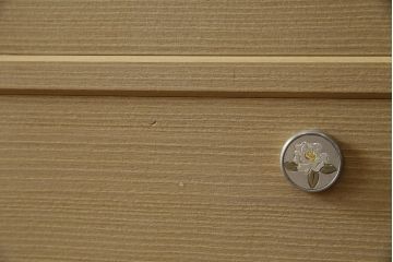 中古　美品　光彦刻　淡い色合いの品のある金具が魅力的な加茂総桐箪笥(総桐たんす、四方丸、大丸、衣装箪笥、収納箪笥、和タンス、引き出し、上下バラ売り可能)(定価約200万円)(R-082830)