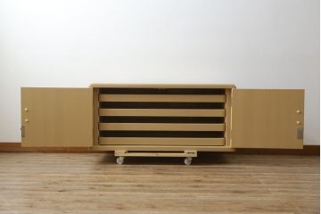 中古　美品　光彦刻　淡い色合いの品のある金具が魅力的な加茂総桐箪笥・上段(総桐たんす、四方丸、大丸、収納箪笥、和タンス、観音箪笥、ローボード、ローチェスト、引き出し、テレビ台、テレビボード)(R-082831)