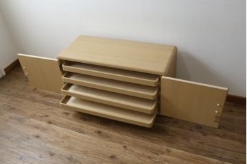 中古　美品　光彦刻　淡い色合いの品のある金具が魅力的な加茂総桐箪笥・上段(総桐たんす、四方丸、大丸、収納箪笥、和タンス、観音箪笥、ローボード、ローチェスト、引き出し、テレビ台、テレビボード)(R-082831)