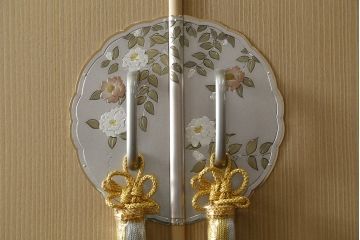 中古　美品　光彦刻　淡い色合いの品のある金具が魅力的な加茂総桐箪笥・上段(総桐たんす、四方丸、大丸、収納箪笥、和タンス、観音箪笥、ローボード、ローチェスト、引き出し、テレビ台、テレビボード)(R-082831)