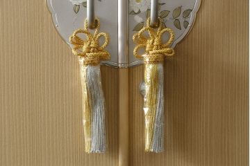 中古　美品　光彦刻　淡い色合いの品のある金具が魅力的な加茂総桐箪笥・上段(総桐たんす、四方丸、大丸、収納箪笥、和タンス、観音箪笥、ローボード、ローチェスト、引き出し、テレビ台、テレビボード)(R-082831)