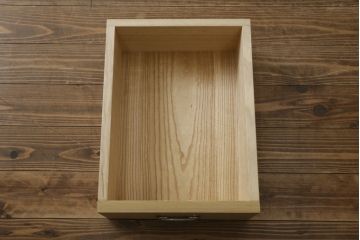 中古　美品　光彦刻　上品な雰囲気の金具が魅力的な加茂総桐箪笥・中段(総桐たんす、四方丸、大丸、収納箪笥、和タンス、引き出し、ローボード、ローチェスト、テレビ台、テレビボード)(R-082832)