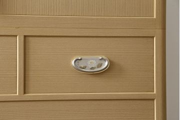 中古　美品　光彦刻　上品な雰囲気の金具が魅力的な加茂総桐箪笥・中段(総桐たんす、四方丸、大丸、収納箪笥、和タンス、引き出し、ローボード、ローチェスト、テレビ台、テレビボード)(R-082832)