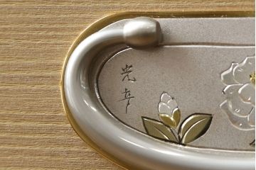 中古　美品　光彦刻　上品な雰囲気の金具が魅力的な加茂総桐箪笥・中段(総桐たんす、四方丸、大丸、収納箪笥、和タンス、引き出し、ローボード、ローチェスト、テレビ台、テレビボード)(R-082832)