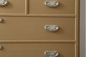 中古　美品　光彦刻　上品な雰囲気の金具が魅力的な加茂総桐箪笥・中段(総桐たんす、四方丸、大丸、収納箪笥、和タンス、引き出し、ローボード、ローチェスト、テレビ台、テレビボード)(R-082832)