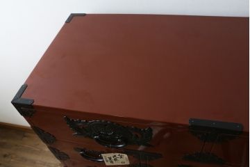 中古　超美品　仙台民芸箪笥(仙台箪笥)　欅産業　漆塗りの朱色に黒々とした金具が映える衣装箪笥(整理箪笥、和タンス、収納箪笥、民芸箪笥、引き出し、チェスト)(定価約110万円)(R-082835)