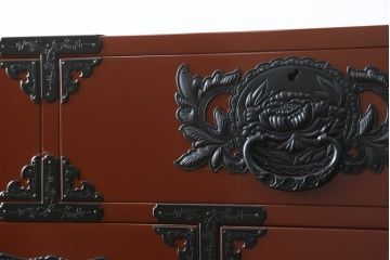 中古　超美品　仙台民芸箪笥(仙台箪笥)　欅産業　漆塗りの朱色に黒々とした金具が映える衣装箪笥(整理箪笥、和タンス、収納箪笥、民芸箪笥、引き出し、チェスト)(定価約110万円)(R-082835)