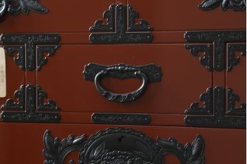 中古　超美品　仙台民芸箪笥(仙台箪笥)　欅産業　漆塗りの朱色に黒々とした金具が映える衣装箪笥(整理箪笥、和タンス、収納箪笥、民芸箪笥、引き出し、チェスト)(定価約110万円)(R-082835)
