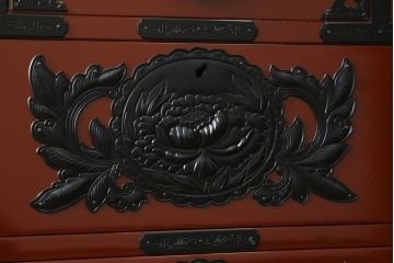 中古　超美品　仙台民芸箪笥(仙台箪笥)　欅産業　漆塗りの朱色に黒々とした金具が映える衣装箪笥(整理箪笥、和タンス、収納箪笥、民芸箪笥、引き出し、チェスト)(定価約110万円)(R-082835)