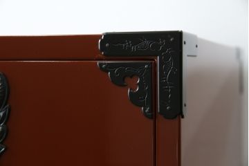 中古　超美品　仙台民芸箪笥(仙台箪笥)　欅産業　漆塗りの朱色に黒々とした金具が映える衣装箪笥(整理箪笥、和タンス、収納箪笥、民芸箪笥、引き出し、チェスト)(定価約110万円)(R-082835)