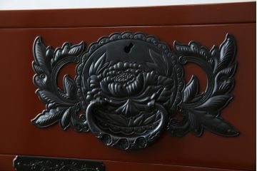 中古　超美品　仙台民芸箪笥(仙台箪笥)　欅産業　漆塗りの朱色に黒々とした金具が映える衣装箪笥(整理箪笥、和タンス、収納箪笥、民芸箪笥、引き出し、チェスト)(定価約110万円)(R-082835)