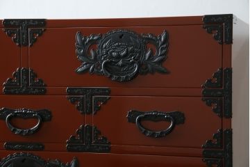 中古　超美品　仙台民芸箪笥(仙台箪笥)　欅産業　漆塗りの朱色に黒々とした金具が映える衣装箪笥(整理箪笥、和タンス、収納箪笥、民芸箪笥、引き出し、チェスト)(定価約110万円)(R-082835)