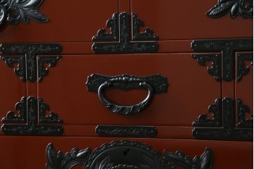 中古　超美品　仙台民芸箪笥(仙台箪笥)　欅産業　漆塗りの朱色に黒々とした金具が映える衣装箪笥(整理箪笥、和タンス、収納箪笥、民芸箪笥、引き出し、チェスト)(定価約110万円)(R-082835)