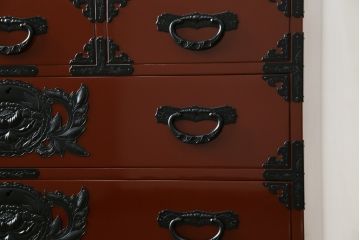 中古　超美品　仙台民芸箪笥(仙台箪笥)　欅産業　漆塗りの朱色に黒々とした金具が映える衣装箪笥(整理箪笥、和タンス、収納箪笥、民芸箪笥、引き出し、チェスト)(定価約110万円)(R-082835)