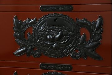 中古　超美品　仙台民芸箪笥(仙台箪笥)　欅産業　漆塗りの朱色に黒々とした金具が映える衣装箪笥(整理箪笥、和タンス、収納箪笥、民芸箪笥、引き出し、チェスト)(定価約110万円)(R-082835)