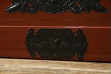 中古　超美品　仙台民芸箪笥(仙台箪笥)　欅産業　漆塗りの朱色に黒々とした金具が映える衣装箪笥(整理箪笥、和タンス、収納箪笥、民芸箪笥、引き出し、チェスト)(定価約110万円)(R-082835)