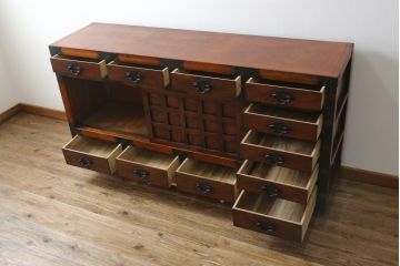 中古　存在感のある佇まいが魅力的なアンティーク調の時代箪笥サイドボード(収納棚、戸棚、収納箪笥、整理箪笥、サイドキャビネット、引き出し)(R-082836)