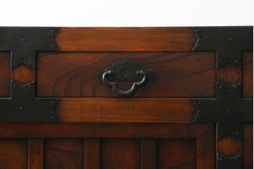 中古　存在感のある佇まいが魅力的なアンティーク調の時代箪笥サイドボード(収納棚、戸棚、収納箪笥、整理箪笥、サイドキャビネット、引き出し)(R-082836)