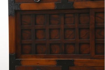 中古　存在感のある佇まいが魅力的なアンティーク調の時代箪笥サイドボード(収納棚、戸棚、収納箪笥、整理箪笥、サイドキャビネット、引き出し)(R-082836)