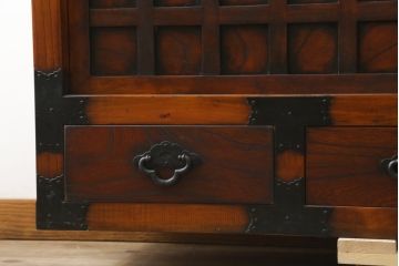 中古　存在感のある佇まいが魅力的なアンティーク調の時代箪笥サイドボード(収納棚、戸棚、収納箪笥、整理箪笥、サイドキャビネット、引き出し)(R-082836)