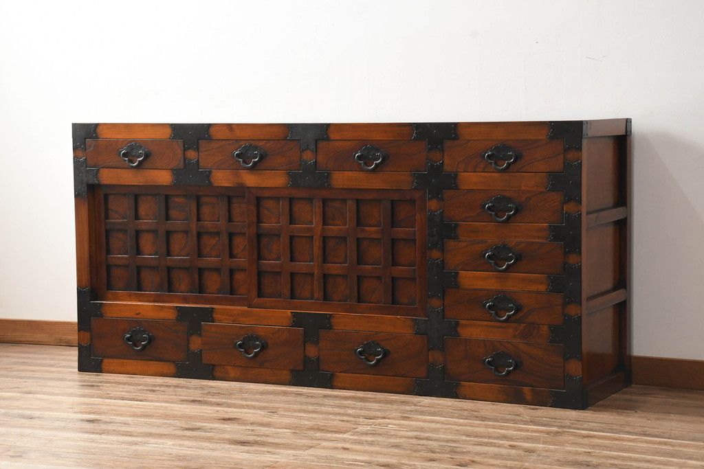 中古　存在感のある佇まいが魅力的なアンティーク調の時代箪笥サイドボード(収納棚、戸棚、収納箪笥、整理箪笥、サイドキャビネット、引き出し)(R-082836)